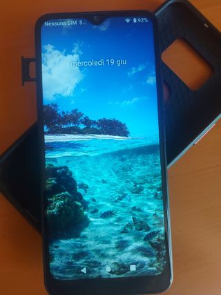 Smartphone Cricket Ovation 2-32GB Con custodia