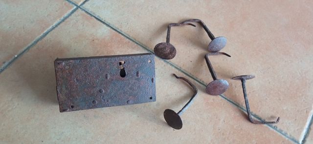 Cerradura y clavos