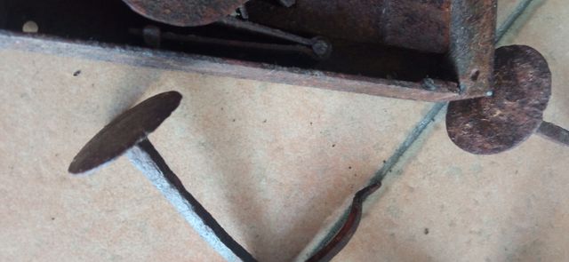 Cerradura y clavos