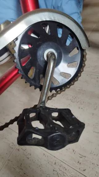 Bicicleta de niño de calidad está nueva