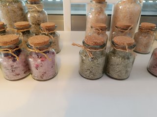 Sales de baño con plantas y flores.100%Natural.
