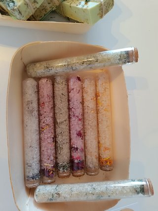 Sales de baño con plantas y flores.100%Natural.