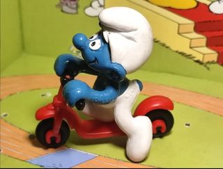 Coppia puffi parallele e monopattino