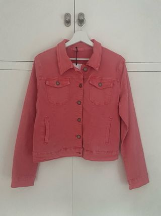 Cazadora vaquera color coral