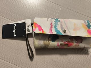Cartera Desigual con etiqueta