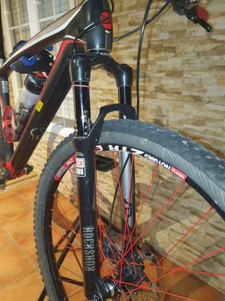 Bicicleta de montaña de carbono talla M