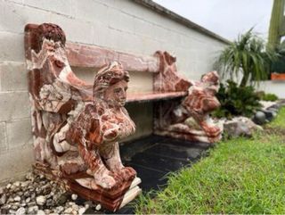 Banco ornamental con esfinges de tres plazas