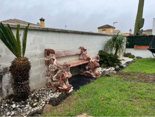 Banco ornamental con esfinges de tres plazas