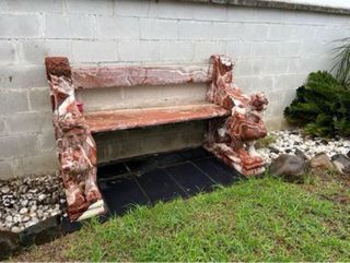 Banco ornamental con esfinges de tres plazas