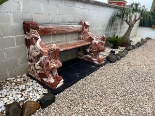 Banco ornamental con esfinges de tres plazas