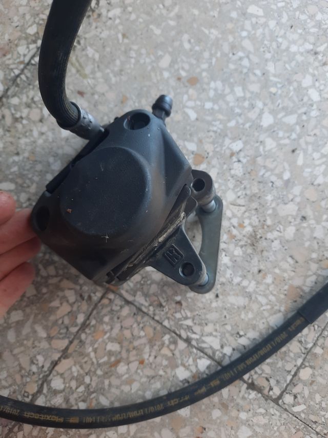 Pinza freno/pompa sx anteriore scarabeo 100 2009