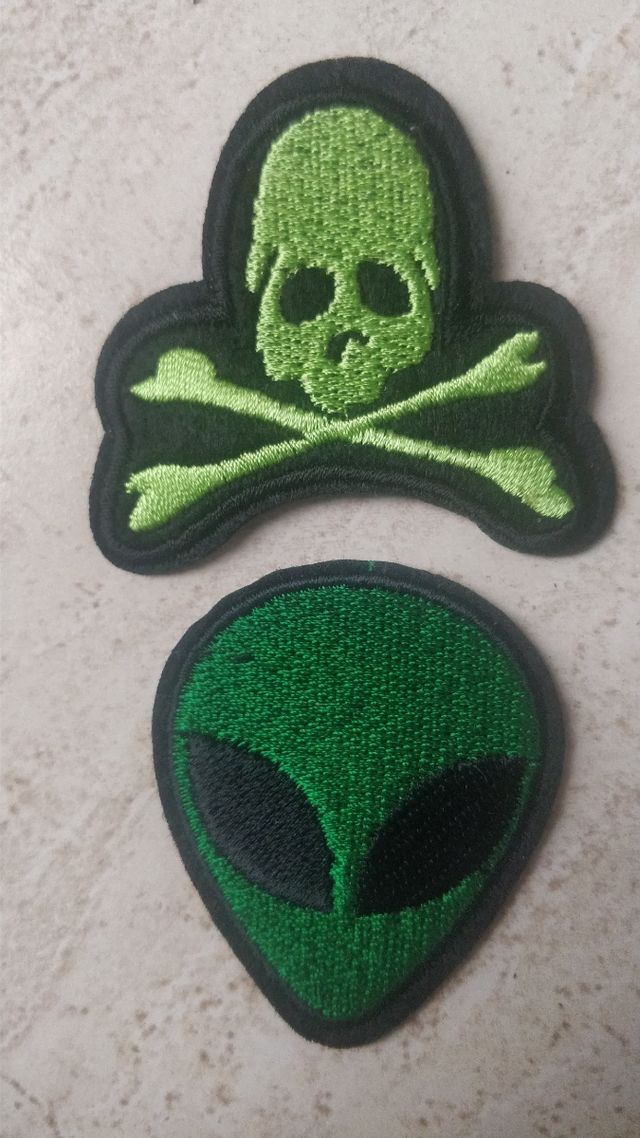 Parches calavera y alien 