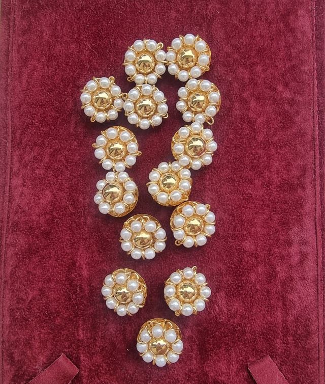 Lotto bottoni vintage in metallo e perle