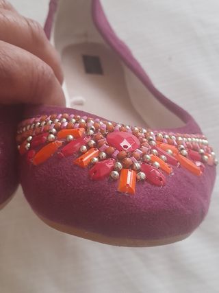 ZAPATOS JOYA PLANOS T40 CON PEDRERÍA MORADOS