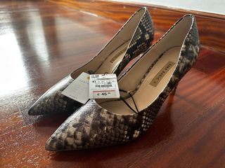 Zapatos de salón de piel talla 41 de ZARA