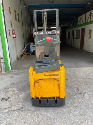 Apilador Jungheinrich elevacion patas 2650mm