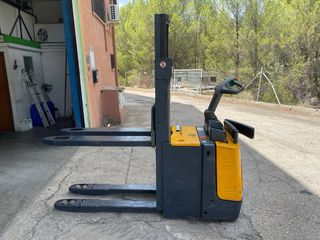 Apilador Jungheinrich elevacion patas 2650mm