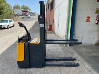 Apilador Jungheinrich elevacion patas 2650mm