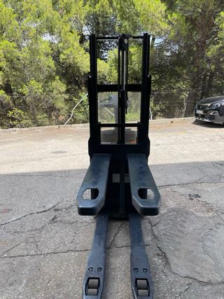 Apilador Jungheinrich elevacion patas 2650mm