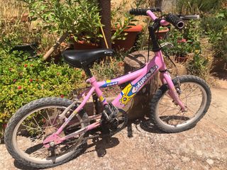Bicicleta pequeña de niña