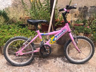 Bicicleta pequeña de niña