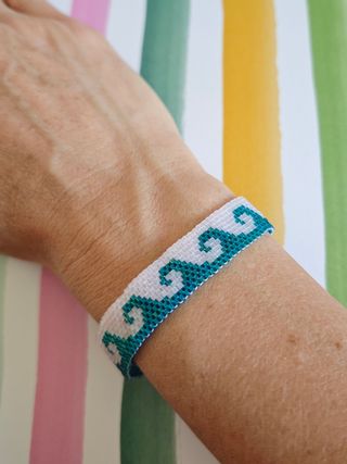 Pulsera con diseño de olas