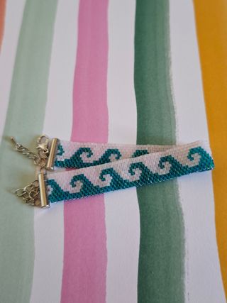Pulsera con diseño de olas