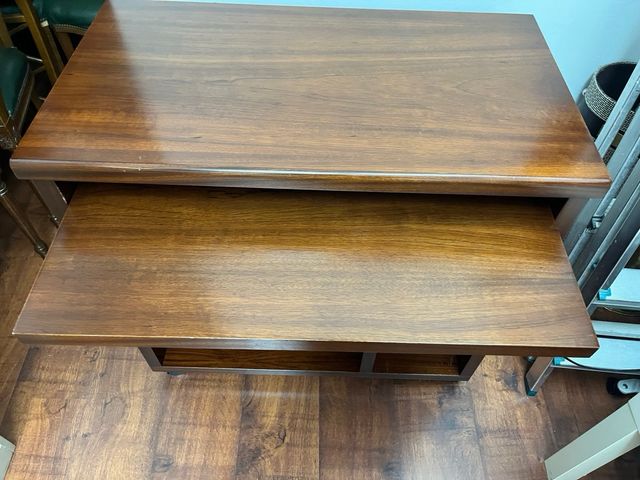 Mesa para ordenador con ruedas