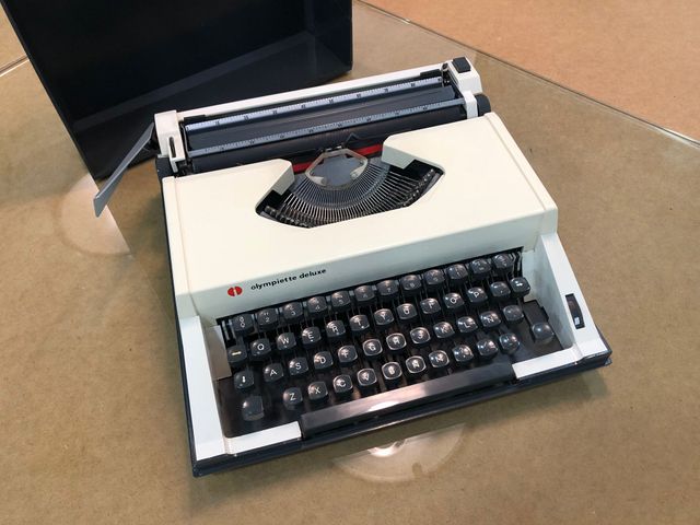 Maquina de escribir años 70.