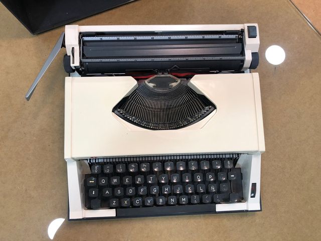 Maquina de escribir años 70.