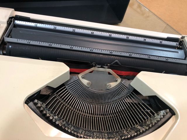 Maquina de escribir años 70.