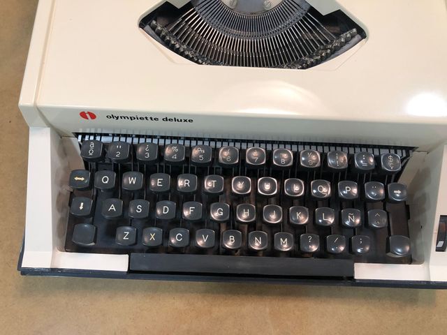 Maquina de escribir años 70.