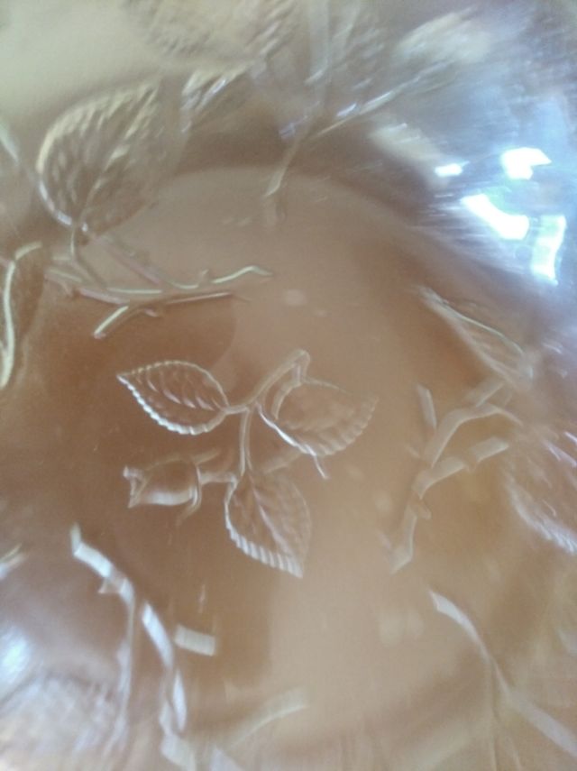 Bandeja de vidrio con flores