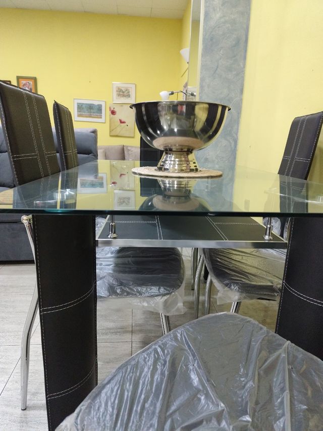 Mesa cristal con sillas