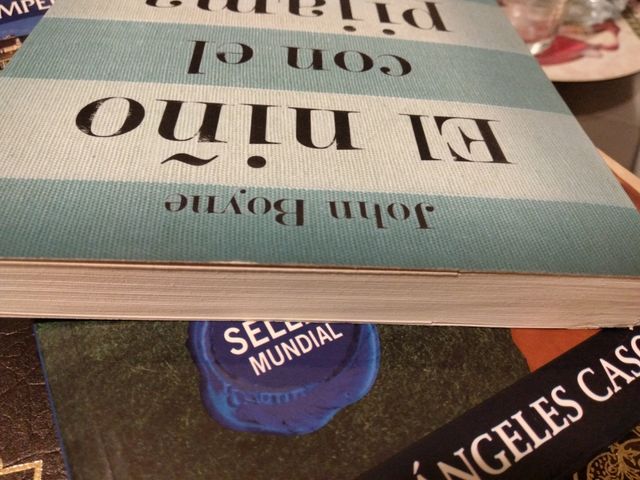 El niño con el pijama de rayas