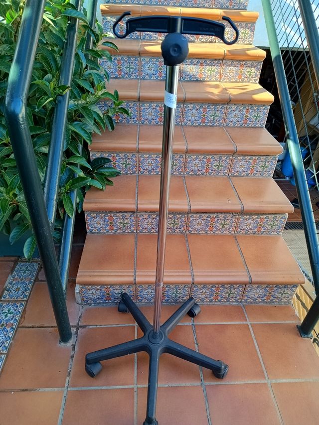 Soporte para suero con ruedas