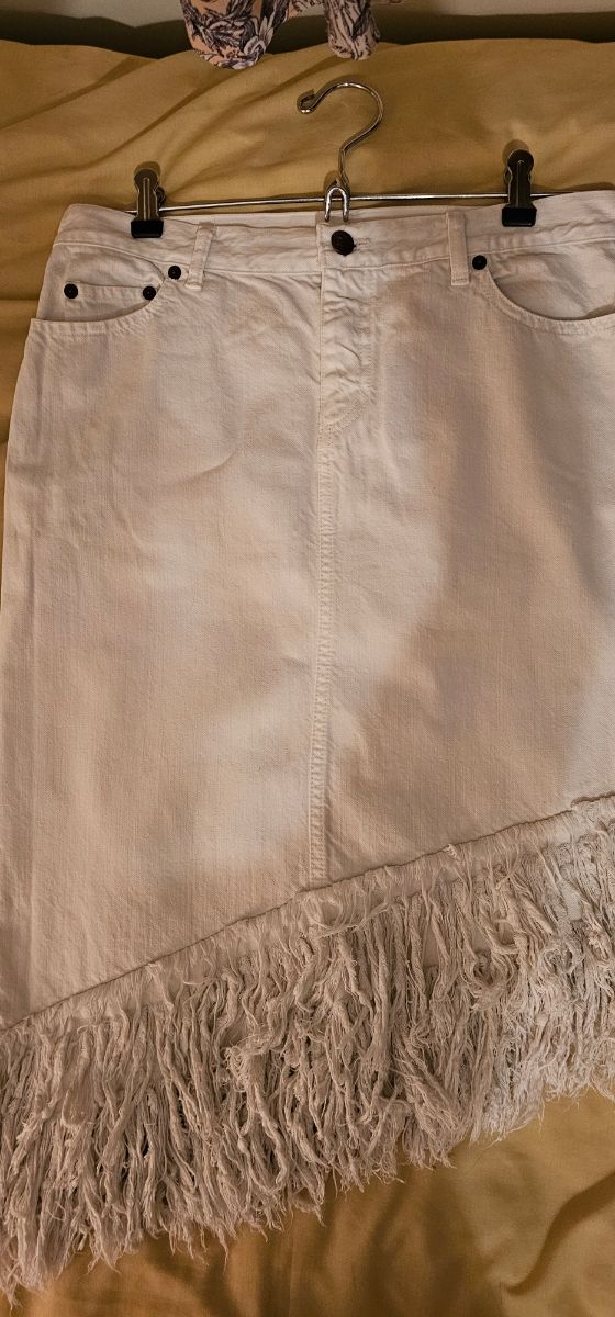 Falda vaquera con flecos