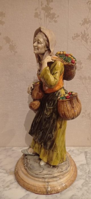 Figura grande de anciana