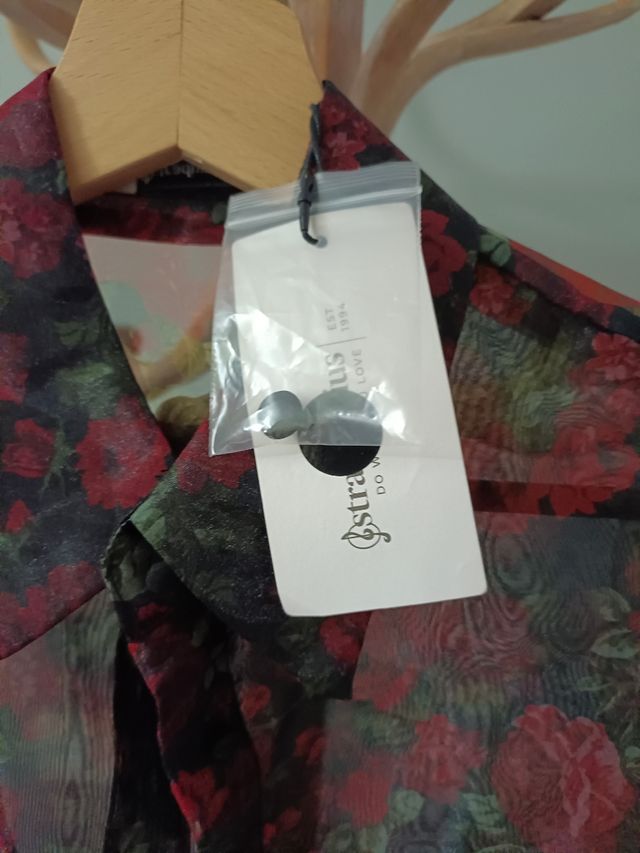 Blusa con estampado floral. Talla S