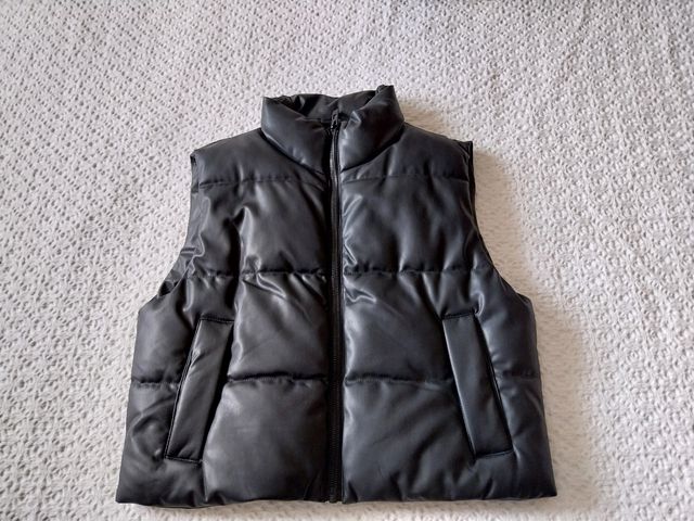Chaleco acolchado efecto piel de Zara