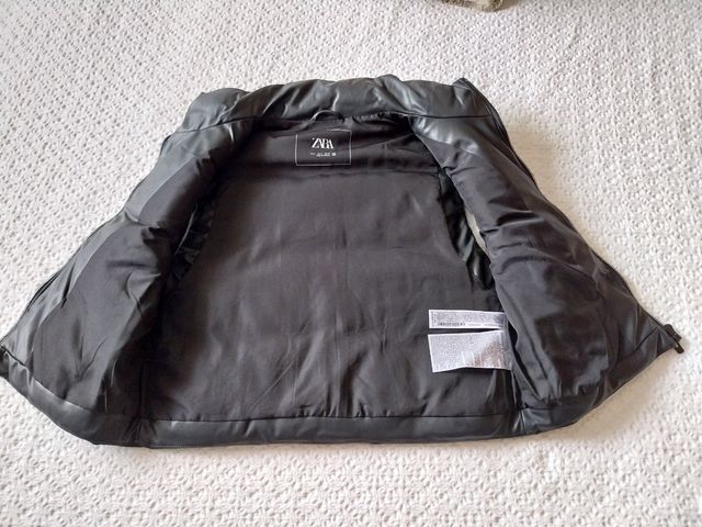 Chaleco acolchado efecto piel de Zara