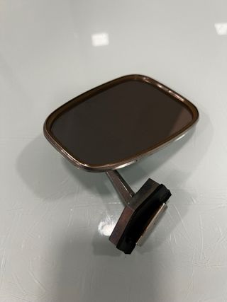 Espejo retrovisor coche clasico. 