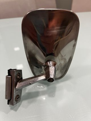 Espejo retrovisor coche clasico. 