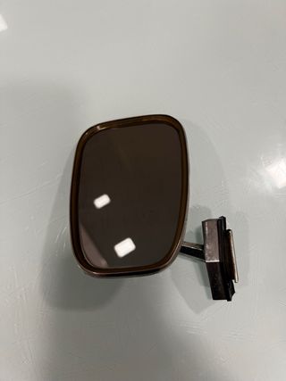 Espejo retrovisor coche clasico. 