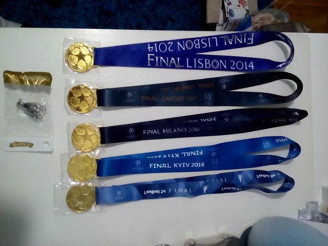 5 Medallas Campeón Real Madrid y Trofeo Champions