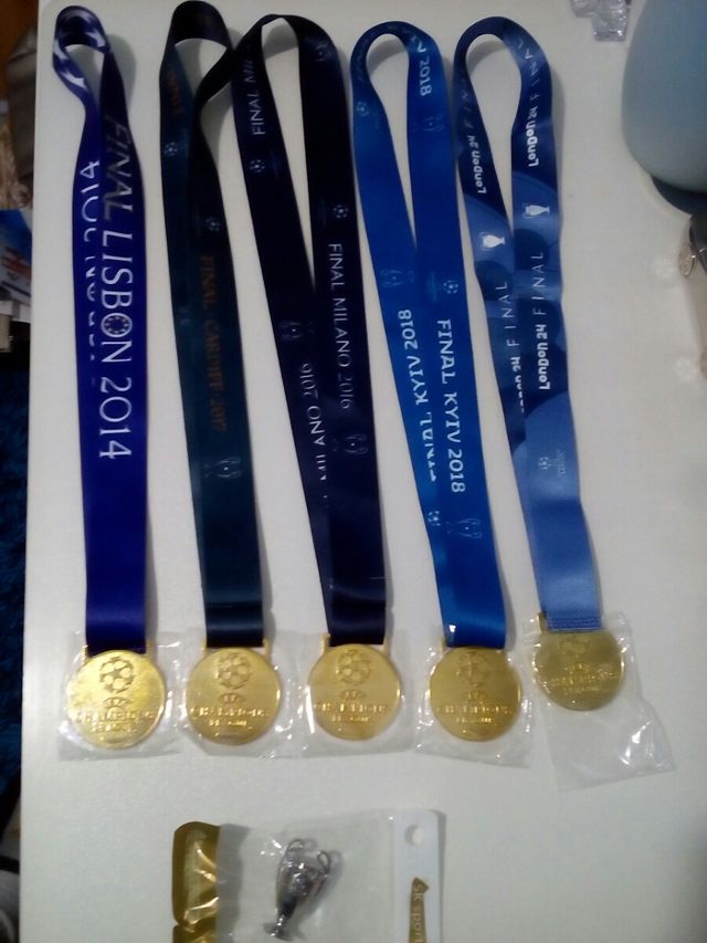 5 Medallas Campeón Real Madrid y Trofeo Champions