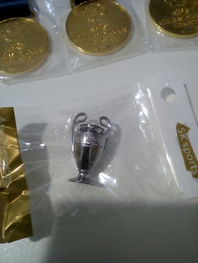 5 Medallas Campeón Real Madrid y Trofeo Champions