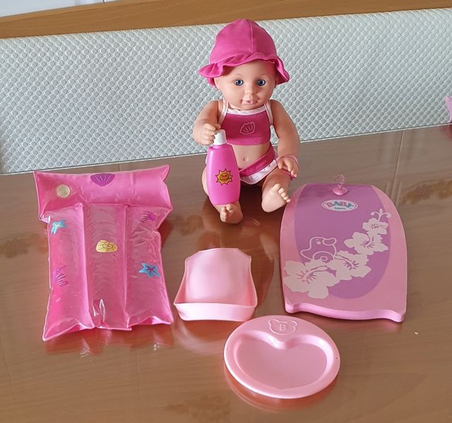 Muñeca playa + accesorios y tabla baby born