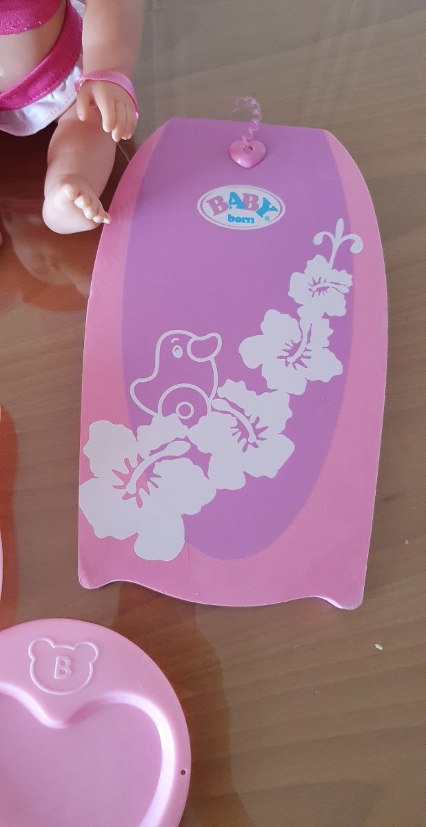 Muñeca playa + accesorios y tabla baby born
