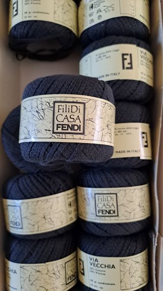 Fettuccia nera. Fili di casa Fendi